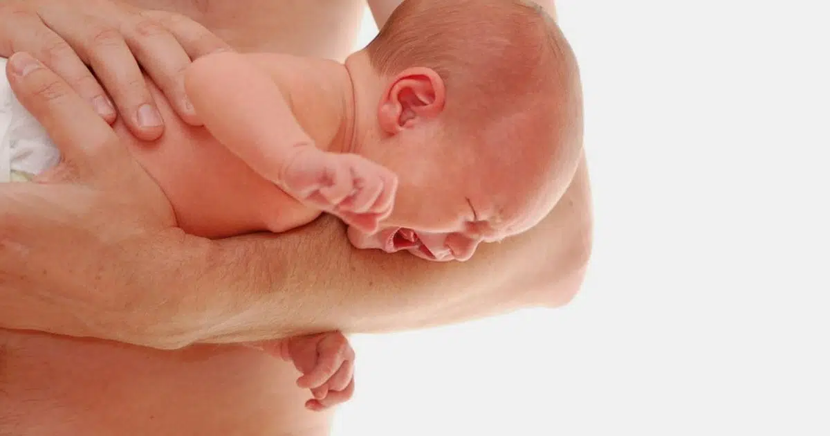 Comment endormir un bébé avec des coliques