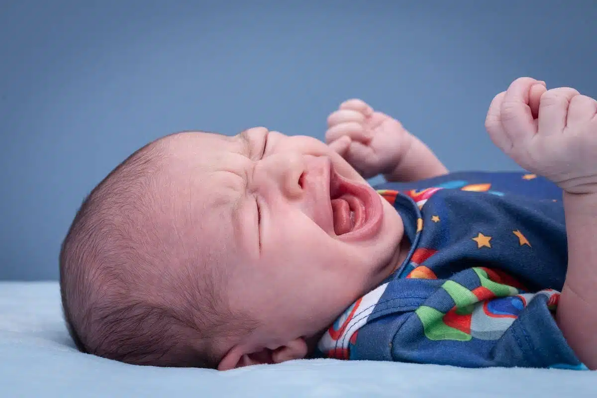 Gérer les pleurs de bébé : astuces pour calmer rapidement votre nourrisson