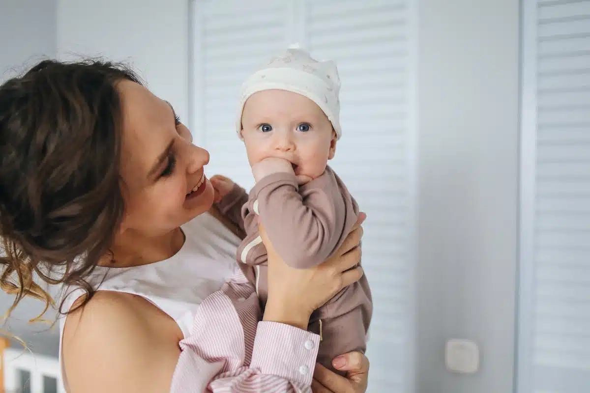 Découvrez les avantages du portage physiologique pour le bien-être de bébé et des parents