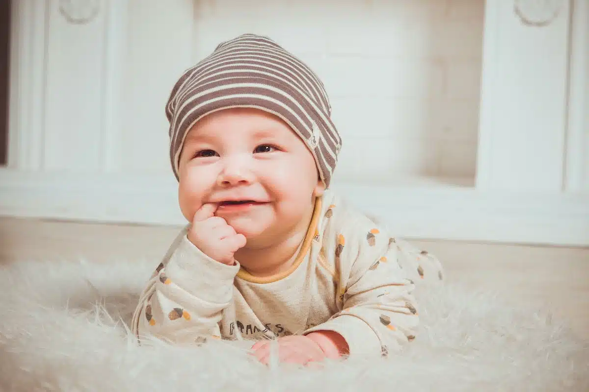 Les couches Pampers qui rendent bébé heureux tout en étant drôles