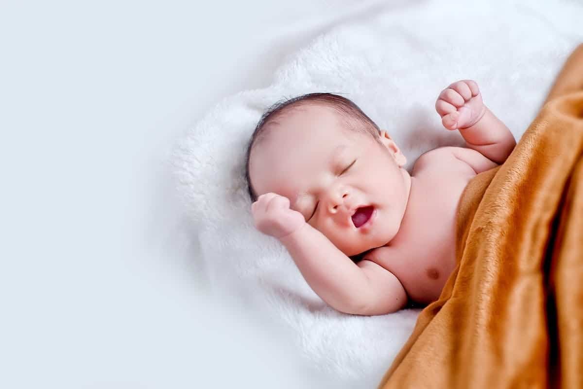 Faciliter la transition du berceau au lit bébé : astuces et conseils pratiques