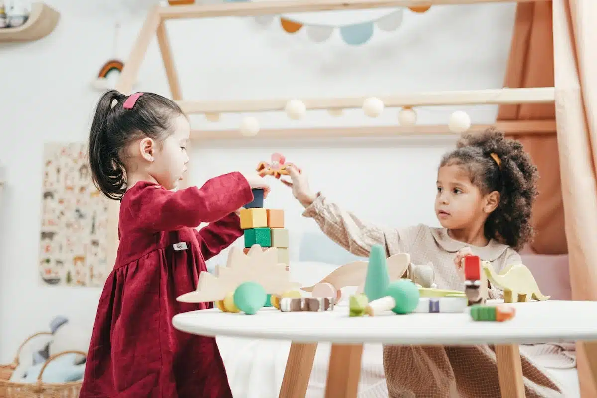 Stimuler l’éveil de bébé : des idées d’activités à partager en famille