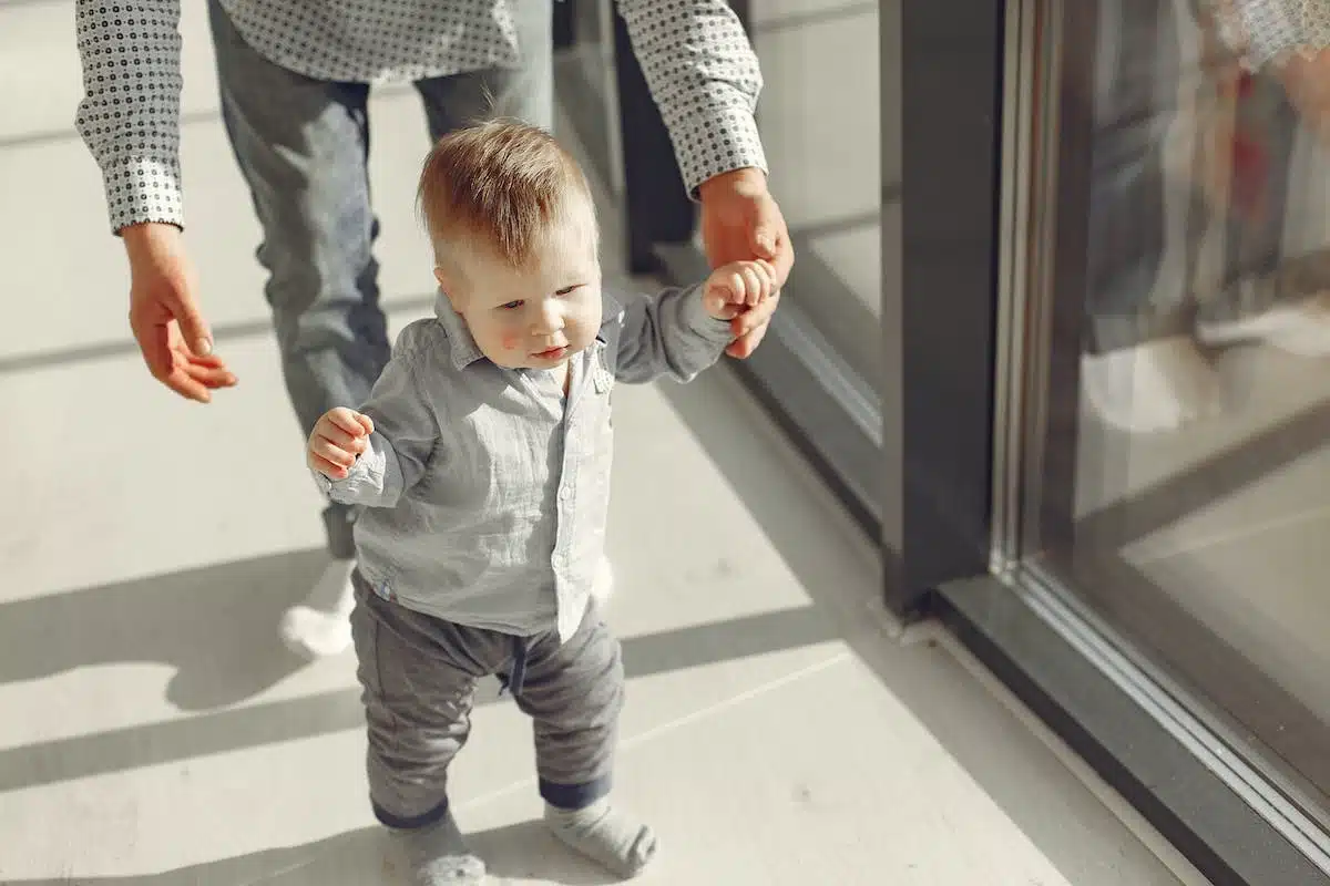 Guide complet pour accompagner et stimuler les premiers pas de bébé