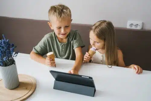 Maîtriser l’usage des écrans chez les enfants : conseils pratiques à suivre