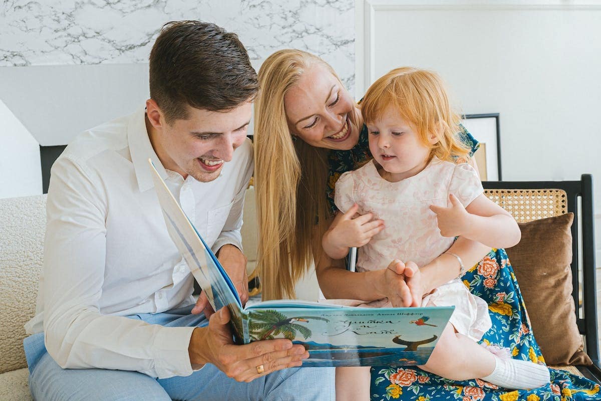 Instaurer le rituel de la lecture en famille : avantages et conseils pratiques